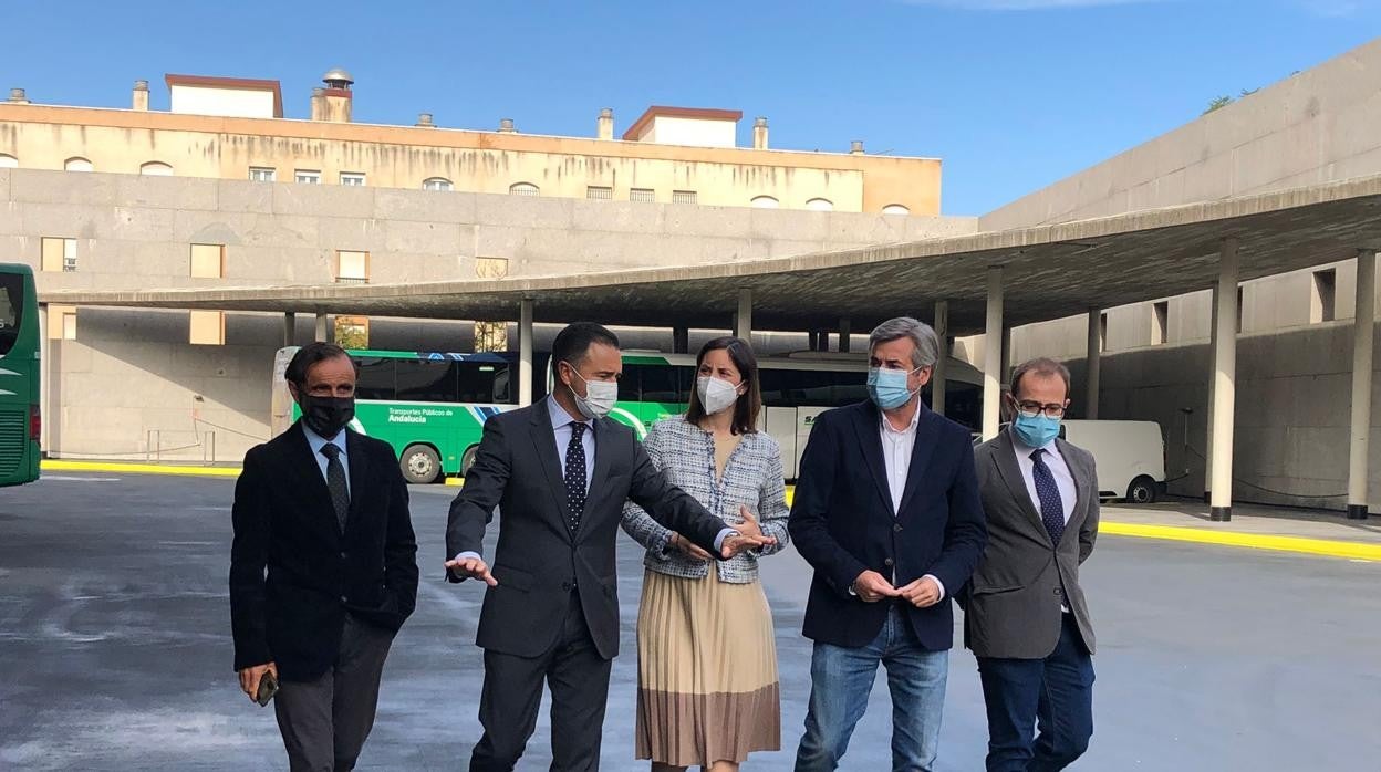 Responsables autonómicos y muncipales en la Estación de Autobuses