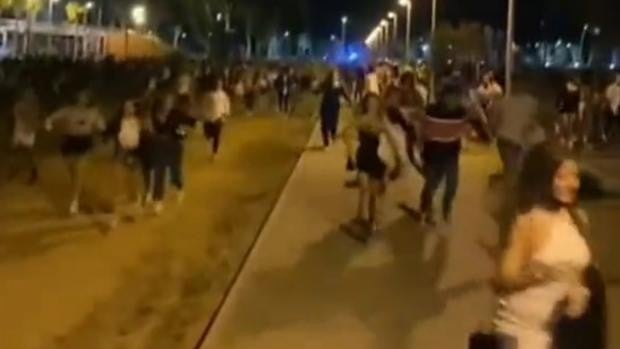 Desbandada de jóvenes en Huelva ante la presencia policial en un macrobotellón