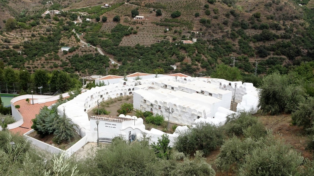 Vista general del cementerio octogonal de Sayalonga, un camposanto masón en la Axarquía