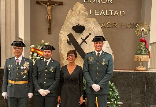 Julián y José Antonio con el teniente Valadez del EDOA y la directora general de la Guardia Civil, María Gámez