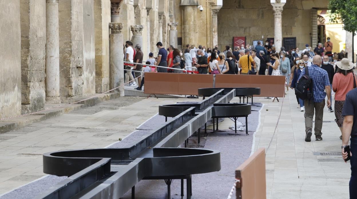 Instalación de Flora en el Patio de los Naranjos de la Mezquita Catedral