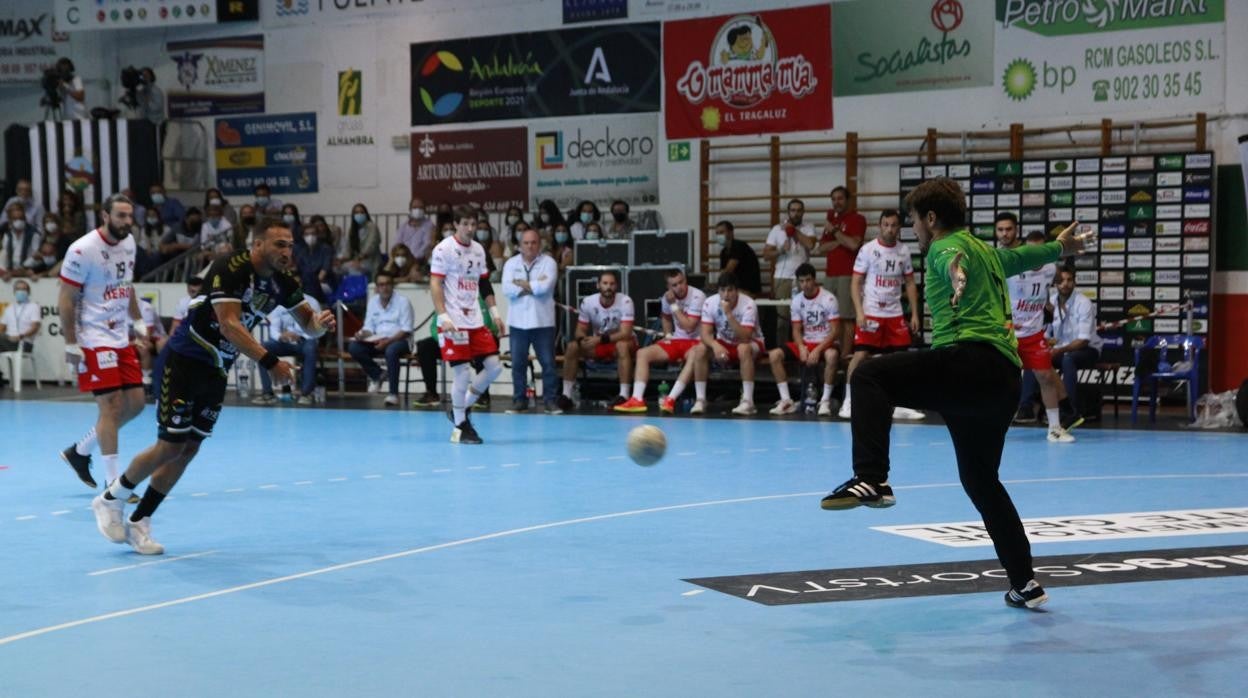 Lanzamiento de siete metros en el partido del Ángel Ximénez ante Nava