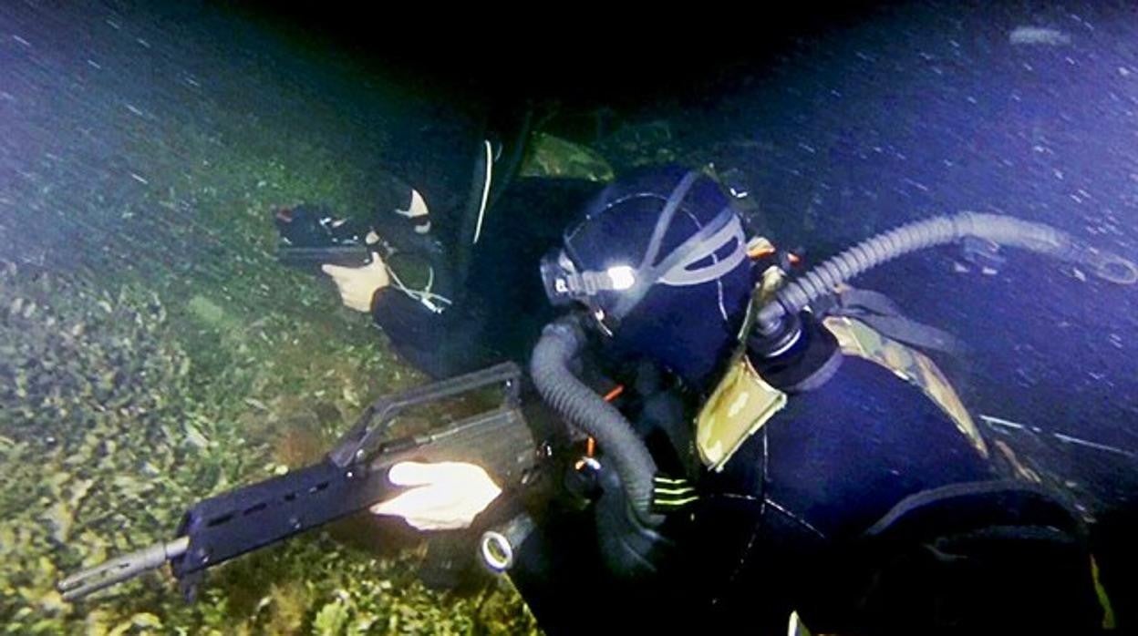 Buzos militares en unas maniobras
