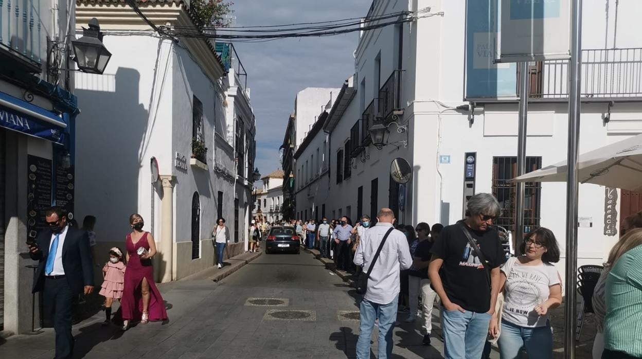 En vídeo, las colas para entrar al Palacio de Viana en la mañana del sábado