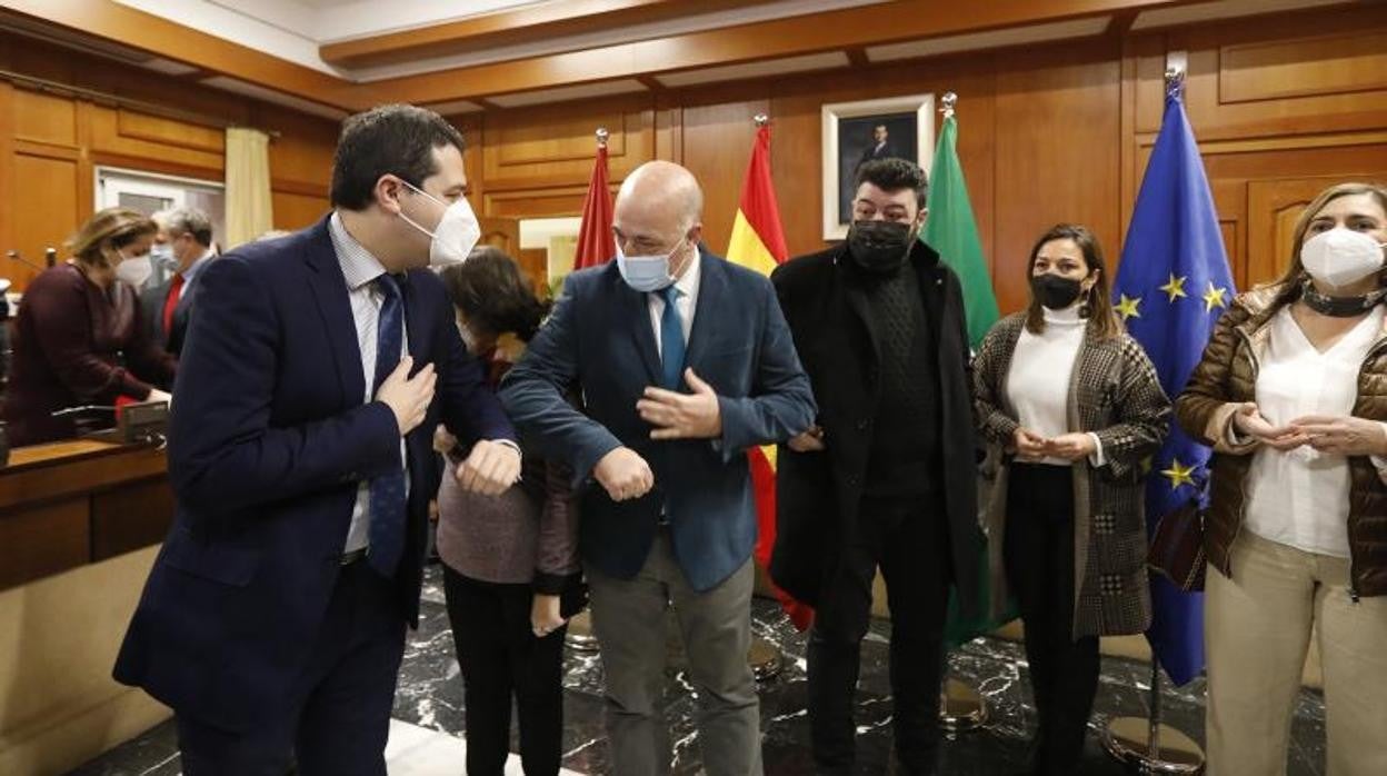 Los alcaldes José María Bellido (Córdoba, PP) y Antonio Ruiz (Rute, PSOE) se saludan un acto público celebrado el pasado 20 de enero