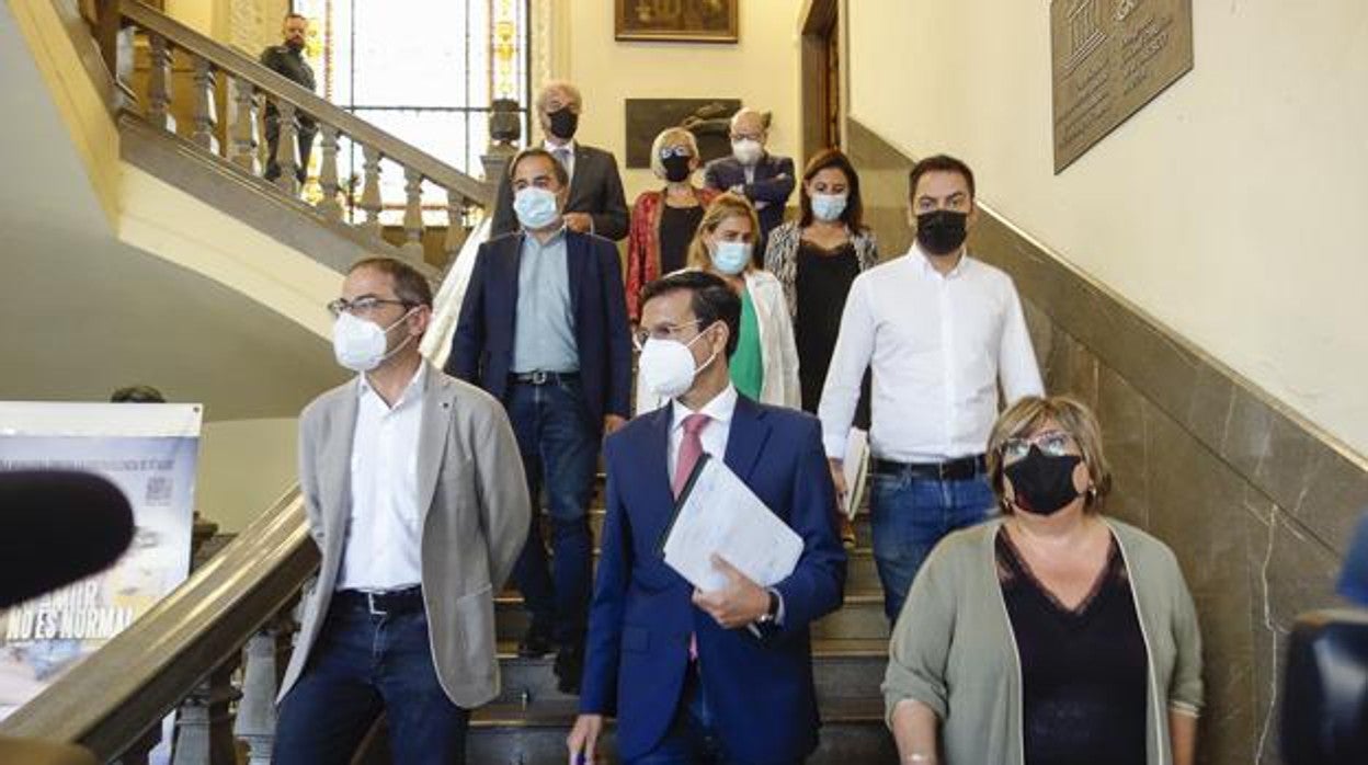 El alcalde de Granada junto a los concejales socialistas en el Ayuntamiento de Granada el pasado viernes