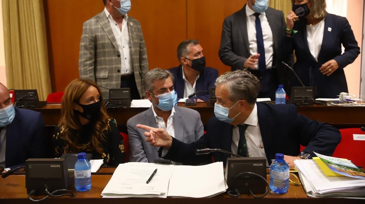 Salvador Fuentes, derecha, junto a miembros del PP y Cs