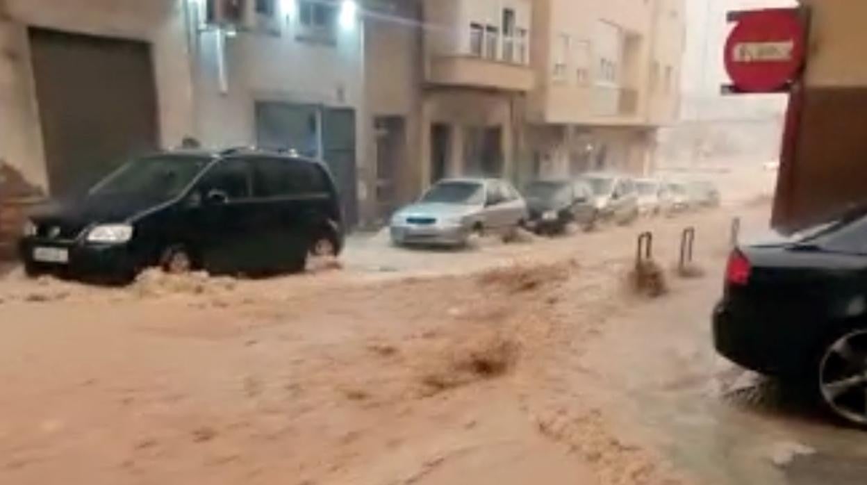 El agua ha formado ramblas en algunas zonas de la ciudad como en Pescadería