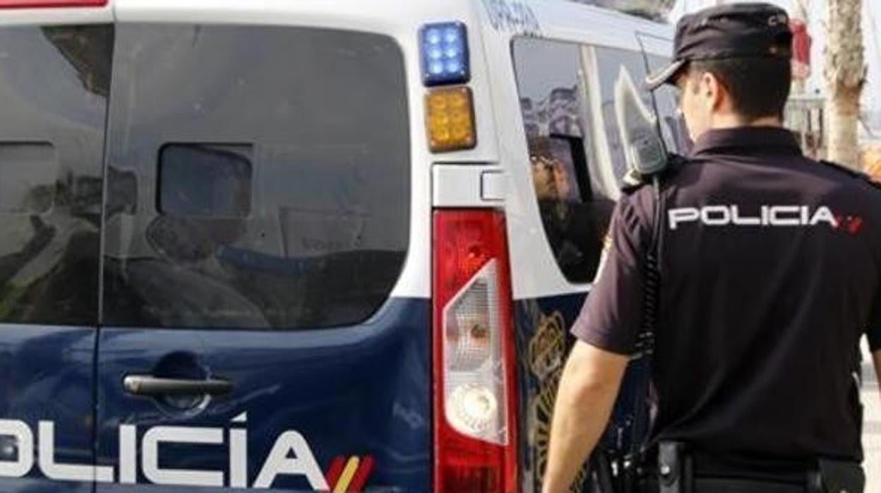 Un agente de la Policía Nacional, de servicio