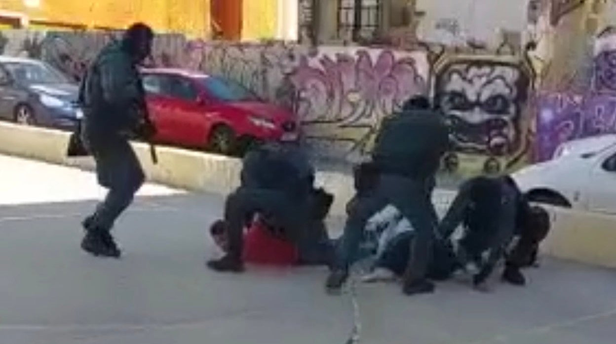 Momento de la detención de los dos yihadistas