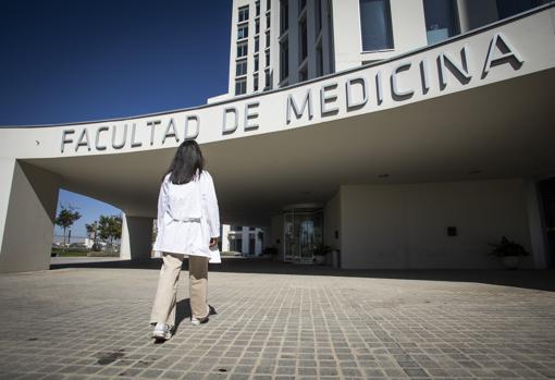 Una estudiante de Medicina frente a su facultad en Granada