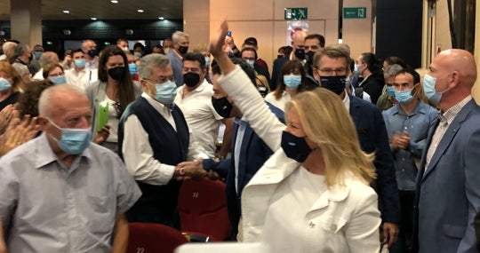 Muñoz a su llegada al congreso entre la multitud