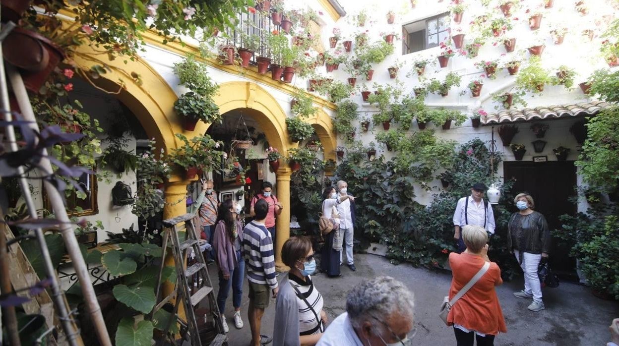 Visitantes en uno de los patios abiertos en octubre
