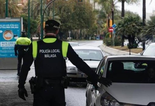Agente de la Policía Local controlan uno de los accesos a Málaga