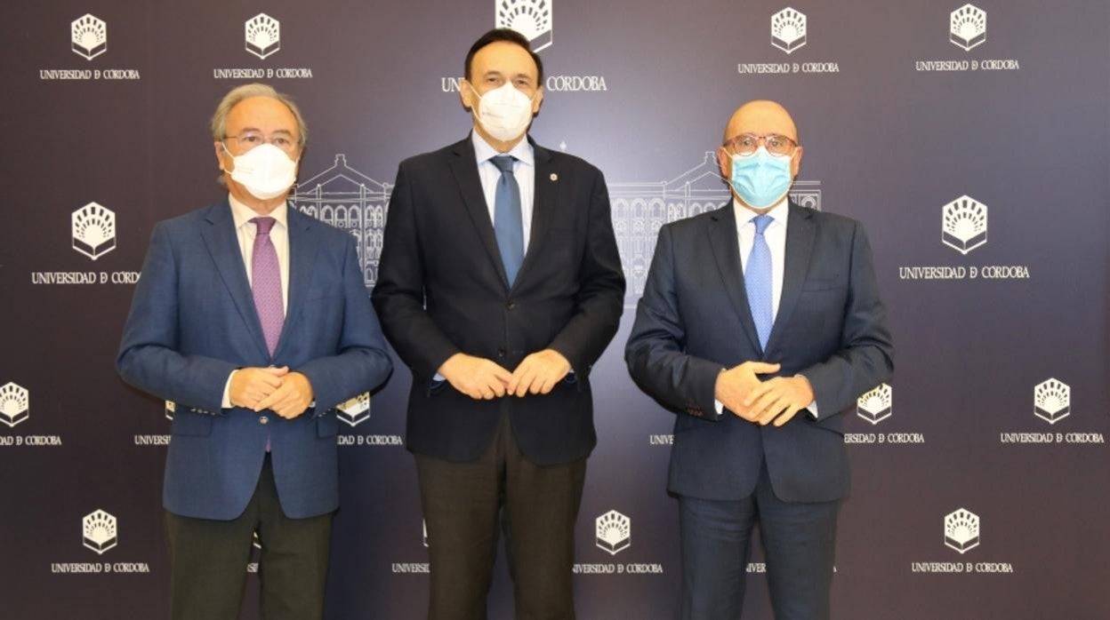El presidente de CECO, el rector de la UCO y el consejero delegado de Cajasur, tras la firma del acuerdo