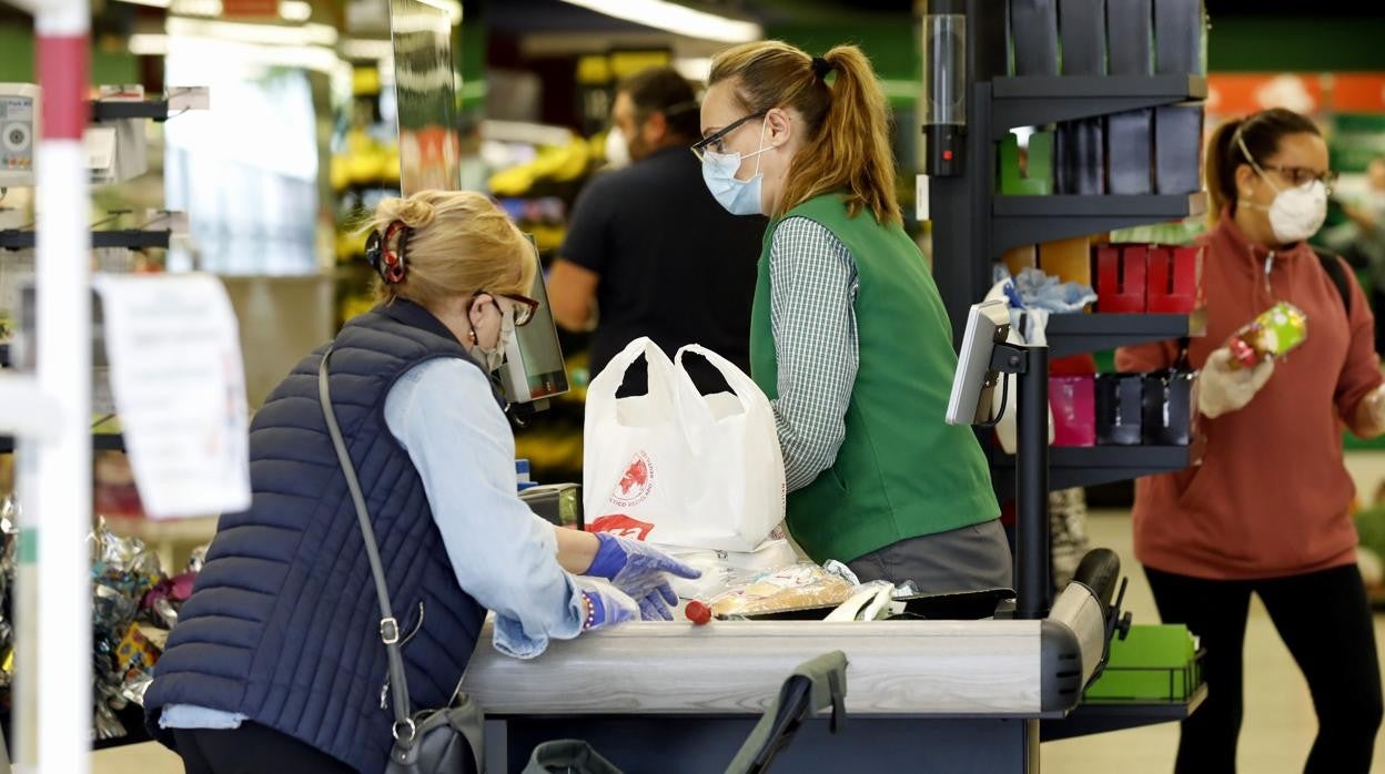 Una mujer comprando en un supermercado de Mercadona en Córdoba