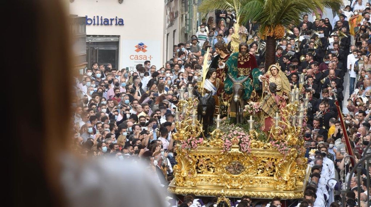 El trono de la Pollinica a su paso por la calle Dos Aceras