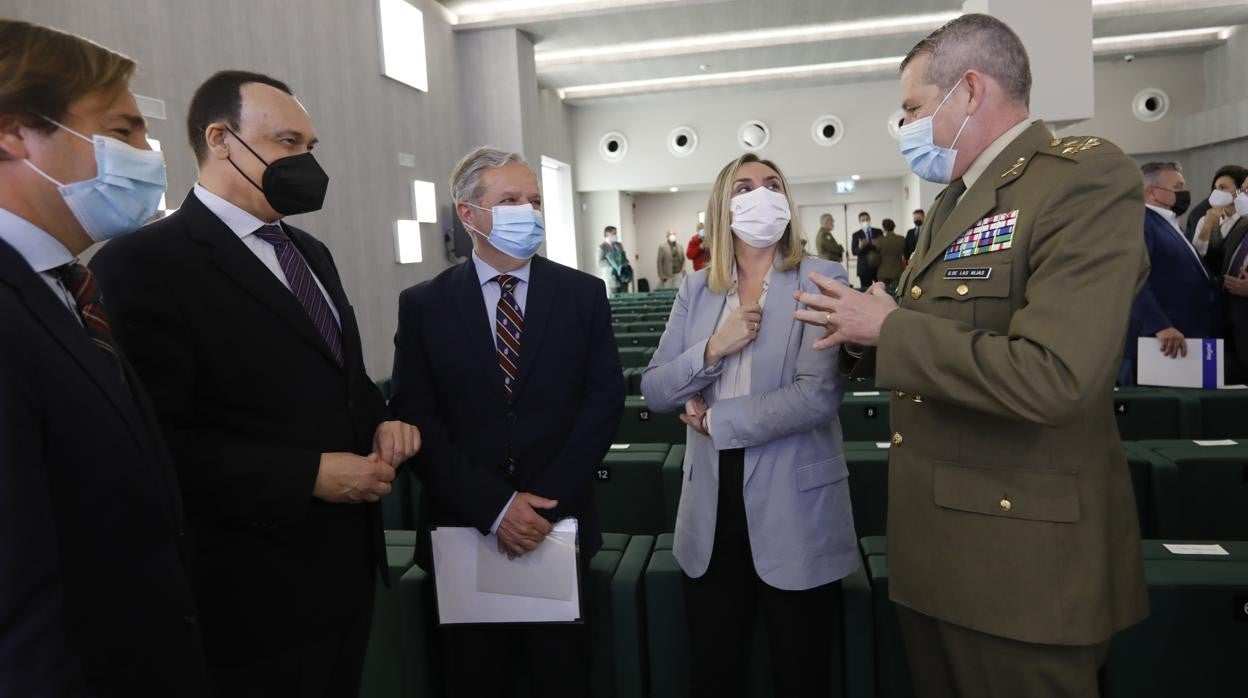 Fuentes, junto al altos cargos del Ejército y las administraciones Valerio Merino