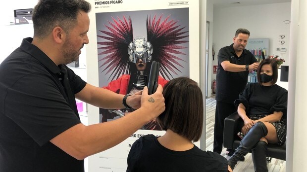 El mejor peluquero de España peina a los 'guerreros de la luz' en Málaga