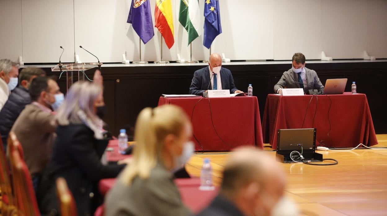 Un momento hoy de la reunión de la mesa de trabajo para la conversión en autovía de la N-432