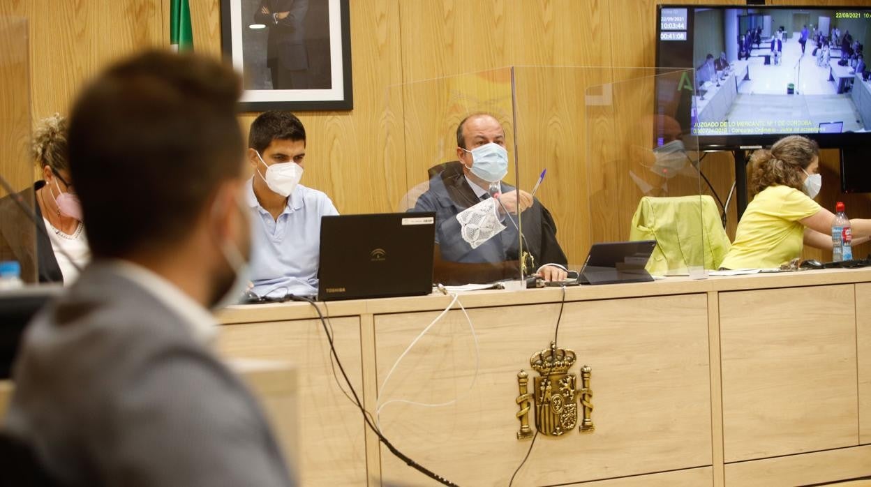 El juez Caballero en la Junta de Acreedores, con Alejandro González en primer plano