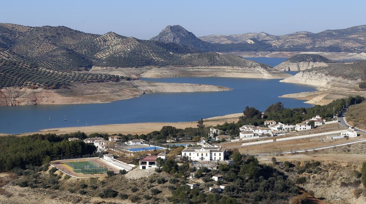 Pantano de Iznájar, muy por debajo de su nivel habitual