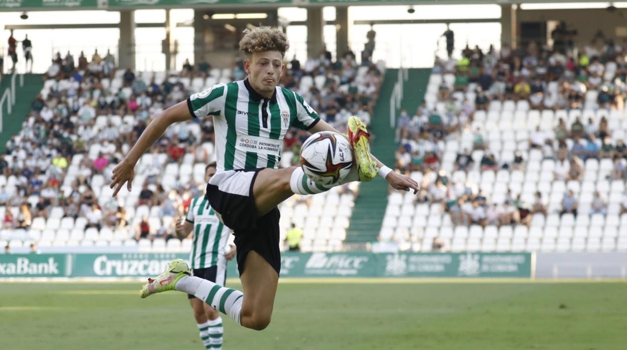El extremo del Córdoba CF Simo Bouzaidi controla el balón con el exterior del pie
