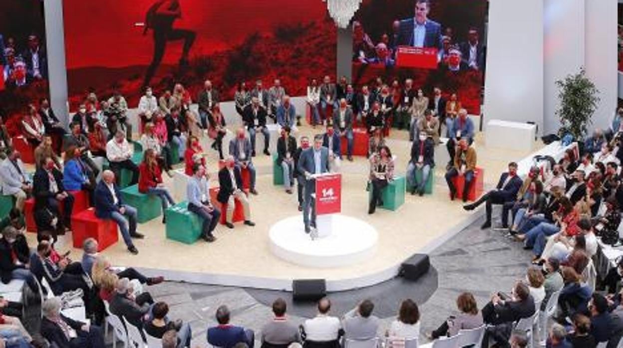 Pedro Sánchez, con la nueva ejecutiva del PSOE-A nombrada por Espadas detrás