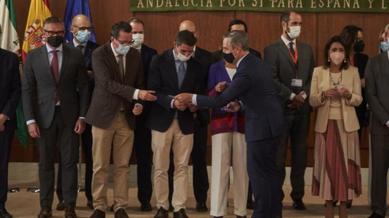 El consejero de Hacienda, Juan Bravo, entrega el Presupuesto 2022 a los miembros de la Mesa del Parlamento