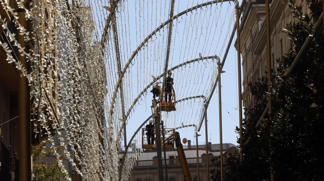 Trabajos, ayer de montaje del espectáculo de Navidad en la calle Cruz Conde