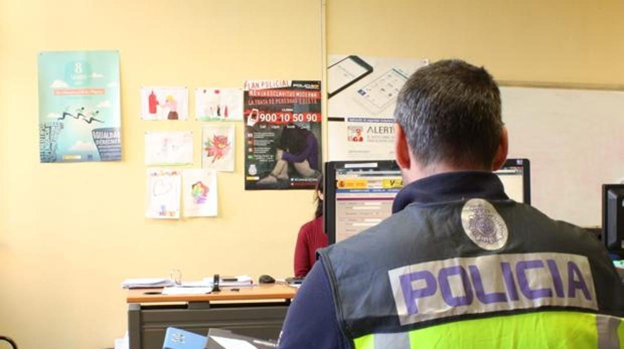 Agente de la Unidad de Atención a la Familia y Mujer (UFAM) de la Policía Nacional