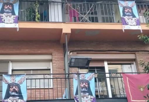 Colgaduras presentes en balcones por el regreso del Rescatado