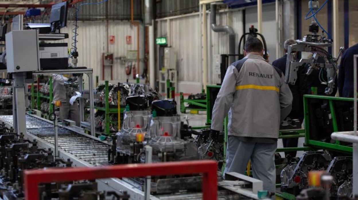 Un trabajador de la empresa Renault en la fábrica de Sevilla, la primera que fabricará coches a partir de vehículos desechados por contaminantes