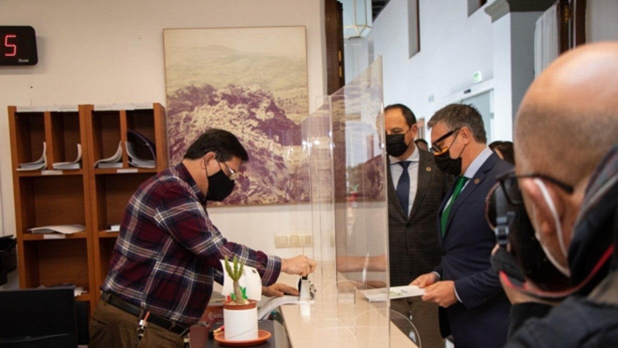 El portavoz de Vox, Manuel Gavira, presenta en el registro del Parlamento la enmienda