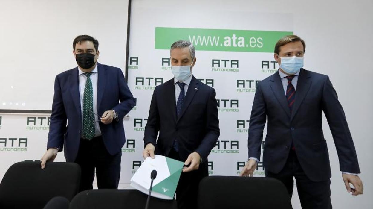 La agenda de Juan Bravo está llena de actos sectoriales para hablar de los presupuestos. Ayer, en Córdoba, los presentó a los autonómos