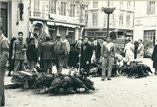 Vendedor de pavos en la plaza de Felix Sáenz en la Navidad de 1940