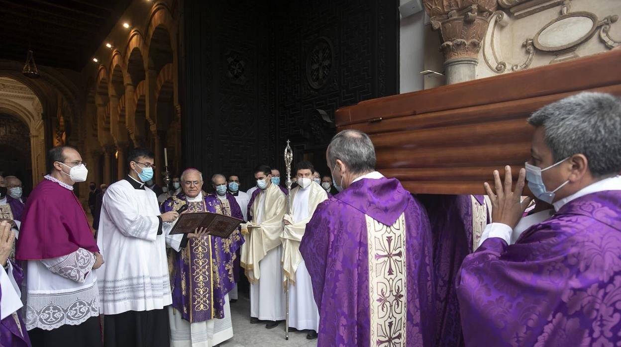 El féretro del canónigo Manuel Nieto Cumplido a la entrada este sábado a la Mezquita Catedral