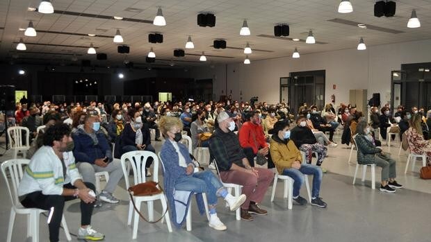 Más de 500 personas asisten en Chipiona a una conferencia de un especialista sobre la Atlántida