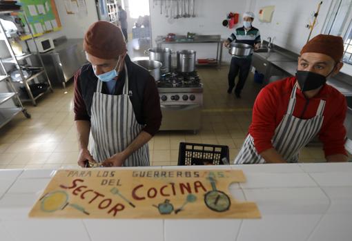 Trabajo en la cocina de la comunidad terapéutica de Proyecto Hombre en Córdoba