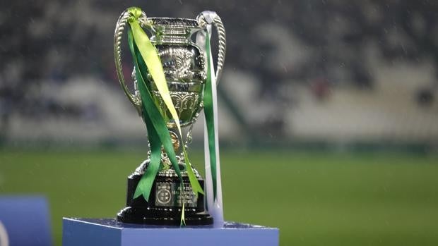 Fiestón del Córdoba CF y la afición ya con la Copa de blanquiverde en El Arcángel