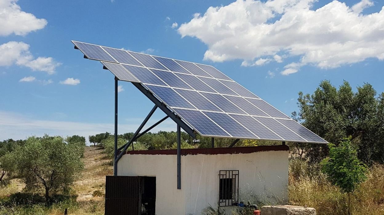 Paneles solares instalados en una caseta de riego en un olivar de Tabernas en Almería