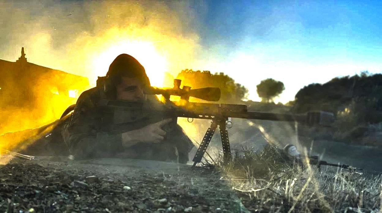 Un tirador de precisión durante un ejercicio la semana pasada en Cerro Muriano, según una imagen difundida por el Ejército de Tierra en sus redes sociales