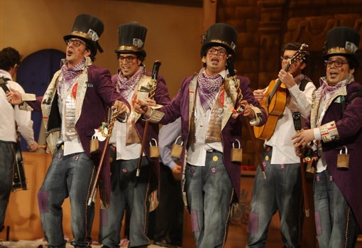 El alcalde de Cádiz, en el centro, actuando con la comparsa de Tino Tovar