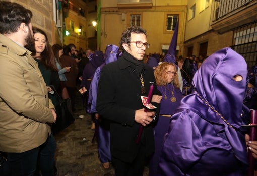 Procesionando con el Nazareno pese a declararse ateo