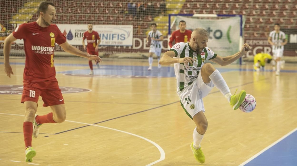 El ala del Córdoba Patrimonio Miguelín controla el balón ante el Industrias