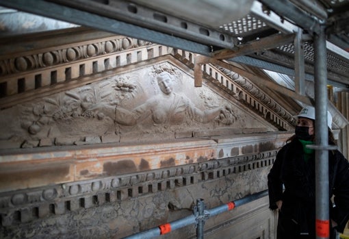 Rocío Día, directora del Patronato de la Alhambra y el Generalife junto a uno de los elementos de la fachada