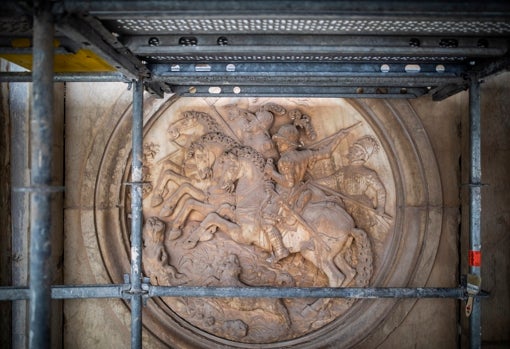 Una de las imágenes de la fachada, vista entre uno de los andamios