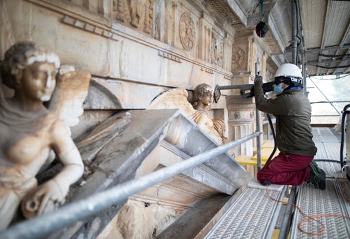 Uno de los restauradores aplicando una técnica de rayos láser a la fachada del Palacio