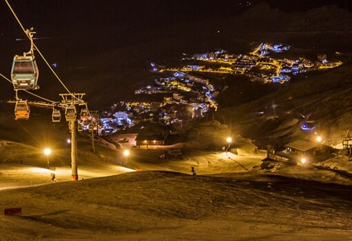 El esquí nocturno es una de las actividades más particulares y especiales en Sierra Nevada