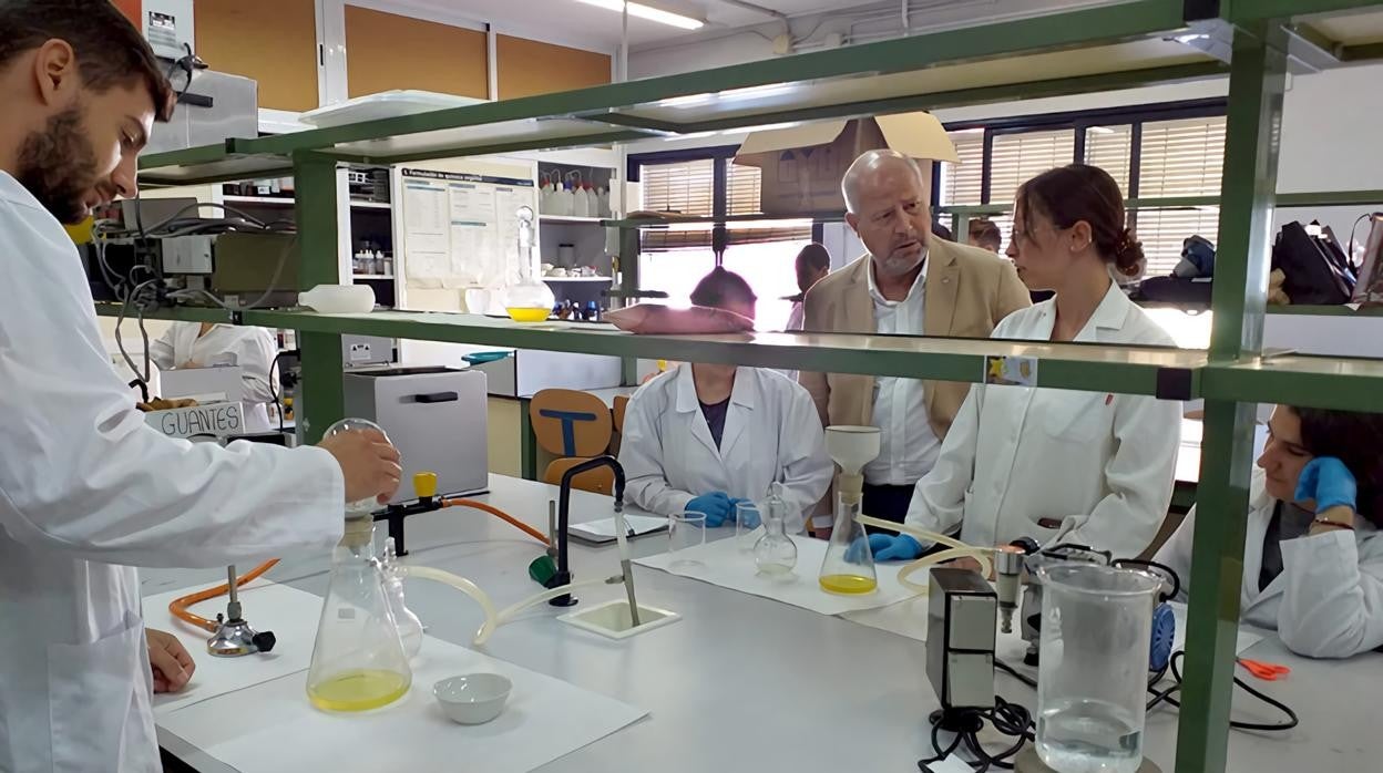 El consejero Javier Imbroda charla con algunos de los alumnos de FP Dual en el IES Alixar de Castilleja de la Cuesta